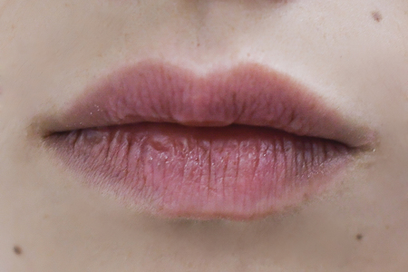 MILAN, ITALY - SEPTEMBER 21: A model is seen backstage ahead of the Fendi show during Milan Fashion Week Spring/Summer 2018on September 21, 2017 in Milan, Italy.のeditorial素材