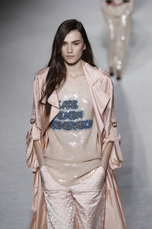 PARIS, FRANCE - MARCH 02: A model walks the runway during the Balmain show as part of the Paris Fashion Week Womenswear Fall/Winter 2018/2019 on March 2, 2018 in Paris, France.のeditorial素材