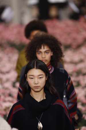 NEW YORK, NY - FEBRUARY 09: Models walk the runway finale during the Tory Burch Fall Winter 2018 Fashion Show during New York Fashion Week at Bridge Market on February 9, 2018 in New York City.のeditorial素材