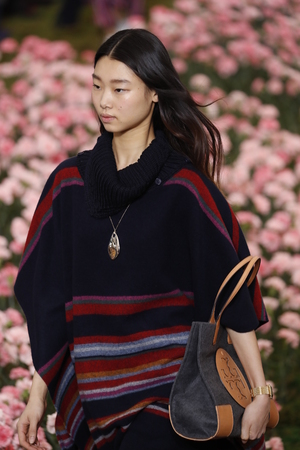 NEW YORK, NY - FEBRUARY 09: A model walks the runway during the Tory Burch Fall Winter 2018 Fashion Show during New York Fashion Week at Bridge Market on February 9, 2018 in New York City.のeditorial素材