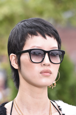 NEW YORK, NY - SEPTEMBER 11: Bella Hadid walks the runway for Oscar De La Renta during New York Fashion Week: The Shows at Spring Studios Terrace on September 11, 2018 in New York City.のeditorial素材