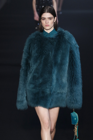 MILAN, ITALY - FEBRUARY 20: A model walks the runway at the N.21  Fall/Winter 2019-2020 fashion show during Milan Fashion Week Autumn/Winter 2019/20 on February 20, 2019 in Milan, Italy.のeditorial素材