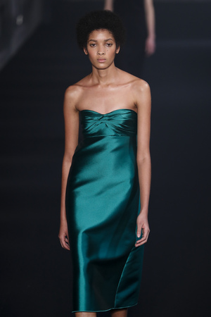 MILAN, ITALY - FEBRUARY 20: A model walks the runway at the N.21  Fall/Winter 2019-2020 fashion show during Milan Fashion Week Autumn/Winter 2019/20 on February 20, 2019 in Milan, Italy.のeditorial素材