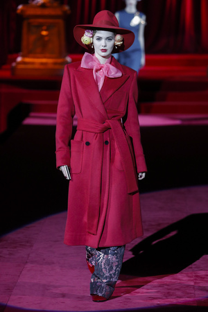 MILAN, ITALY - FEBRUARY 24: A model walks the runway at the Dolce and Gabbana show at Milan Fashion Week Autumn/Winter 2019/20 on February 24, 2019 in Milan, Italy.のeditorial素材