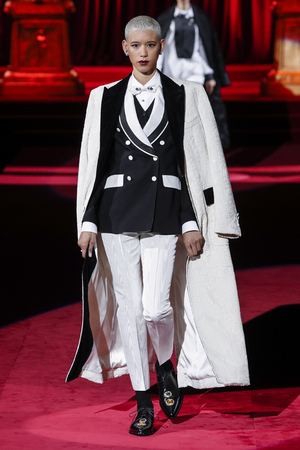 MILAN, ITALY - FEBRUARY 24: A model walks the runway at the Dolce and Gabbana show at Milan Fashion Week Autumn/Winter 2019/20 on February 24, 2019 in Milan, Italy.のeditorial素材