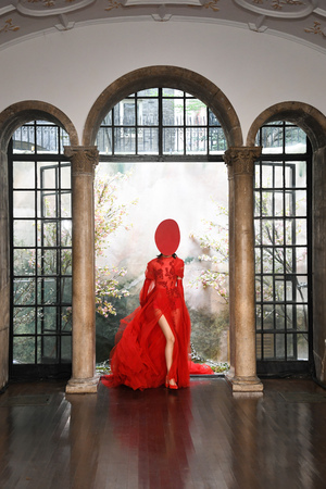 NEW YORK, NY - APRIL 11: A model walks the runway  during the Phuong My Spring 2020 fashion collection at New York Fashion Week: Bridal on April 11, 2019 in NYC.のeditorial素材