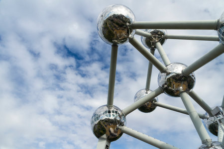 The Atomium was constructed for the 1958 World?s Fair, stands 102m (335ft) tall and has nine 18m (59ft) diameter spheres.のeditorial素材