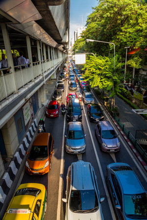 THAILAND â AUGUST 30 traffic in busy street 30, 2017 in Bangkok, Thailandのeditorial素材