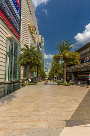 THAILAND â AUGUST 30, Siam Paragon shopping mall exterior walkway 30, 2017 in Bangkok, Thailandのeditorial素材