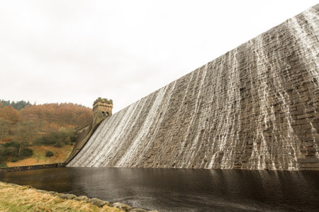 Water cascades down the Derwent Dam, Ladybower reservoir. Near Sheffield, in Peak District, Derbyshire, England, United Kingdom.のeditorial素材
