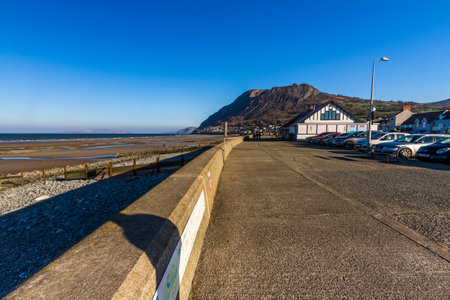 Llanfairfechan beach on November day, Conwy, North Wales.のeditorial素材