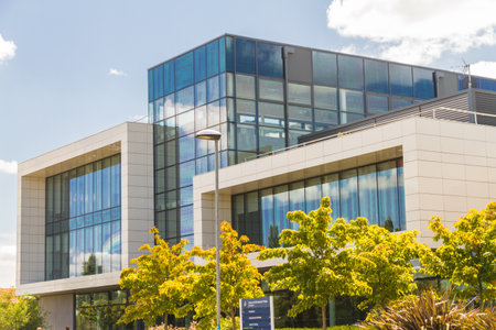 BRIDGEWATER, ENGLAND - JULY 20 2020: Modern building of Avon and Somerset Police Bridgewater Police Centre direction signのeditorial素材