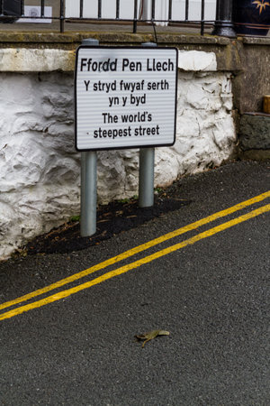 harlech, wales  â october 5 2020: Sign for Ffordd Pen Llech, now second steepest street in world. Barmouth, Gwynedd, North Wales, UK, portraitのeditorial素材