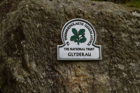 BETHESDA, WALES â OCTOBER 7  2020: National Trust Sign for Glyderau, Ogwen Cottage, Nant Ffrancon Pass, Snowdonia, North Walesのeditorial素材