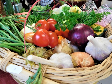 The Tomatoes, garlic, parsley, onion. Can create amazing basket from woodの写真素材