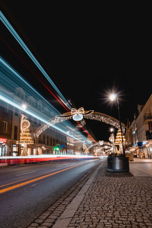 20.12.2021 - Warsaw. Christmas street in the old part of Warsaw during Advent. Christmas markets in the capital of Poland. Decorative street with bus passage.のeditorial素材