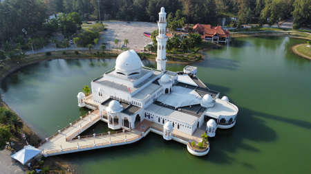 Malaysia, kuala Terengganu 5 ogos 2021: Tengku Tengah Zaharah Mosque or floating mosque is famous in Malaysia and Terengganuのeditorial素材