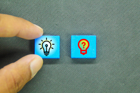 the hand holds the idea icon and the problem icon on its side compartment. problem solving conceptsの写真素材