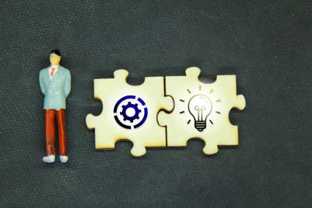 Wooden puzzles with Leader Management Brain Ideas icons. the concept of a leader's thinking. Idea...