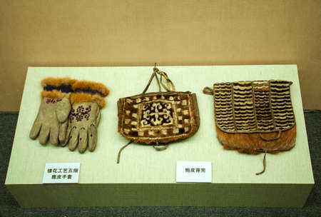 Hezhe basket carriers roe deer skin glovesのeditorial素材