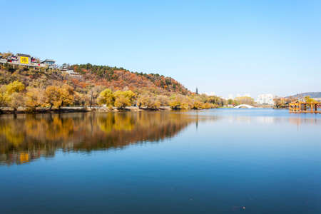 temple lake scenic during fall seasonのeditorial素材