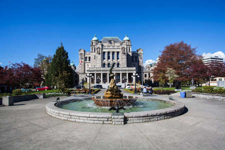 Fountain behind the Parliament Building of Great Britainのeditorial素材