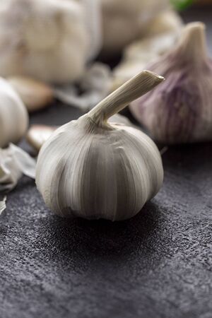 Garlic on wooden background black. - Imageの写真素材