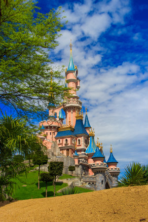 Sleeping Beauty castle at Disneyland Paris, Eurodisney Editorial. Photo stock.のeditorial素材