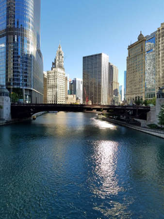 Chicago, Illinois 10-08-2016 View of the Chicago River, its bridges and surrounding buildings on a clear fall morning.のeditorial素材