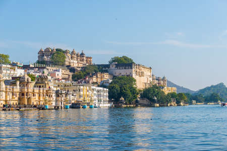 Udaipur cityscape at sunset. The majestic city palace on Lake Pichola, travel destination in Rajasthan, India
の写真素材