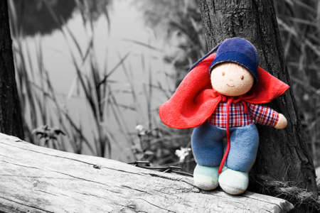 eine Spielzeugpuppe die von einem Kind verloren wurdeの写真素材