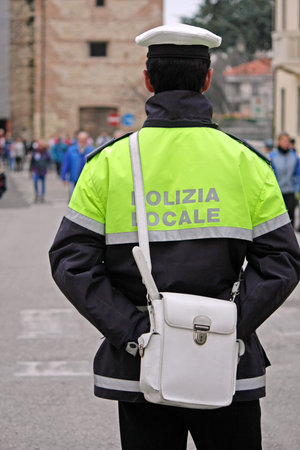policeman in uniform with the inscription in Italian shall the city