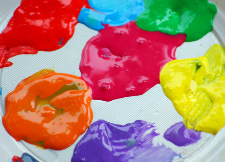 Acrylic color palettes to the nursery during the drawing lesson