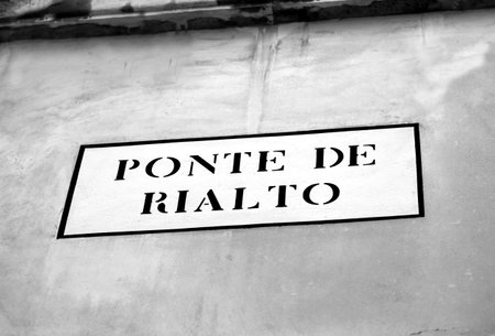 road signal to Rialto Bridge in Venice in the wall