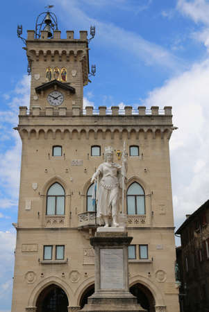 Statue of Liberty in the main square of microstate of San Marino and the ancient palace called Palazzo Pubblico seat of Governmentのeditorial素材