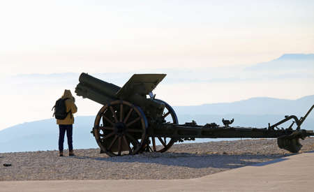 old cannon used in the first world war in Italy and a boy in winterの写真素材