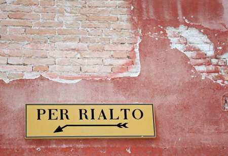 big road sign with the arrow with the indication to reach the famous Rialto bridge in Venice in Italyの写真素材