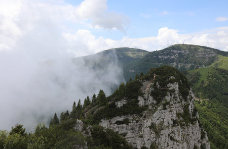 the fog that rises from the valley towards the top of the mountain when there is a lot of humidity...