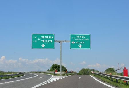 large highway sign above the junction to go to Venice on the left or towards the state border on the rightの写真素材