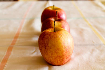 row of apples on a tableの写真素材
