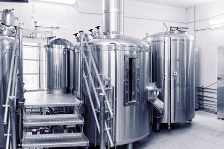 Stainless steel beer-making tanks, small capacity brewery, toned