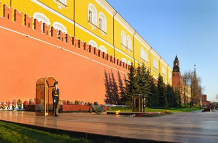 MOSCOW. RUSSIA MAY 8 2015. Soldiers of the Kremlin regiment near Tomb of Unknown soldier and Eternal flame in Alexander garden.のeditorial素材