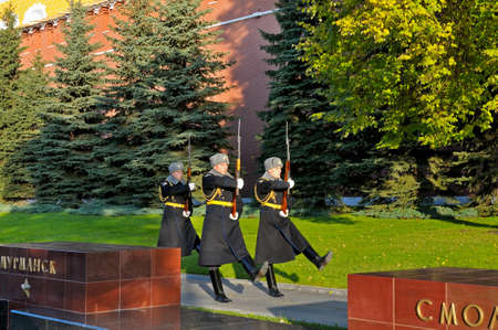 MOSCOW. RUSSIA - OCTOBER 16, 2015: Soldiers of the President's regiment returned to the barracks after the change of the guard of honor near the grave of the Unknown Soldier and the eternal flame in the Alexander Garden near the Kremlinのeditorial素材