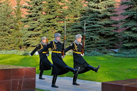 MOSCOW. RUSSIA - OCTOBER 16, 2015: Soldiers of the President's regiment returned to the barracks after the change of the guard of honor near the grave of the Unknown Soldier and the eternal flame in the Alexander Garden near the Kremlinのeditorial素材