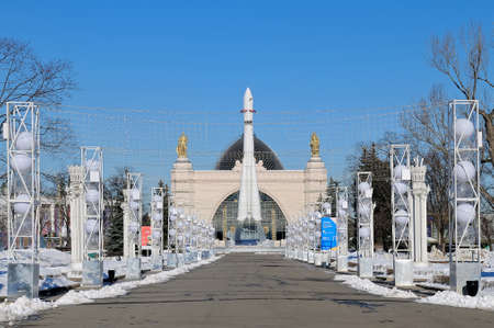 Moscow, Russia - March 28, 2018: The avenue in the VDNH park with the copy of the Vostok rocket on which the first astronaut Yury Gagarin flew to space and building of the exhibition hallのeditorial素材