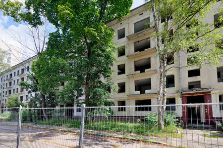 An old apartment building is ready for demolition. Empty Khrushchev house, renovation in Moscow, dismantling of old five story housesの写真素材