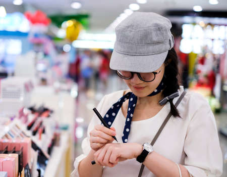 Asian woman are testing liquid eyeliner pen in shopの写真素材