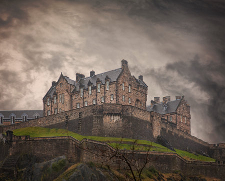 Image of the Edinburgh rock and its medieval castle. Some noise.