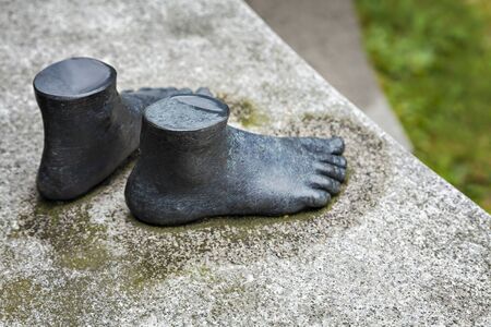 KUNGSBACKA, SWEDEN - July 21, 2017. Public art by Vladimir Stoces depicting childrens feet, namnedのeditorial素材