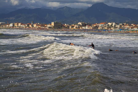 An image of people practicing surf in the beach の写真素材